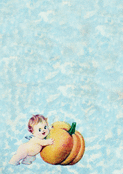 Un ange joue avec une citrouille